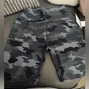 NWT Beyond Yoga camo bike shorts size large